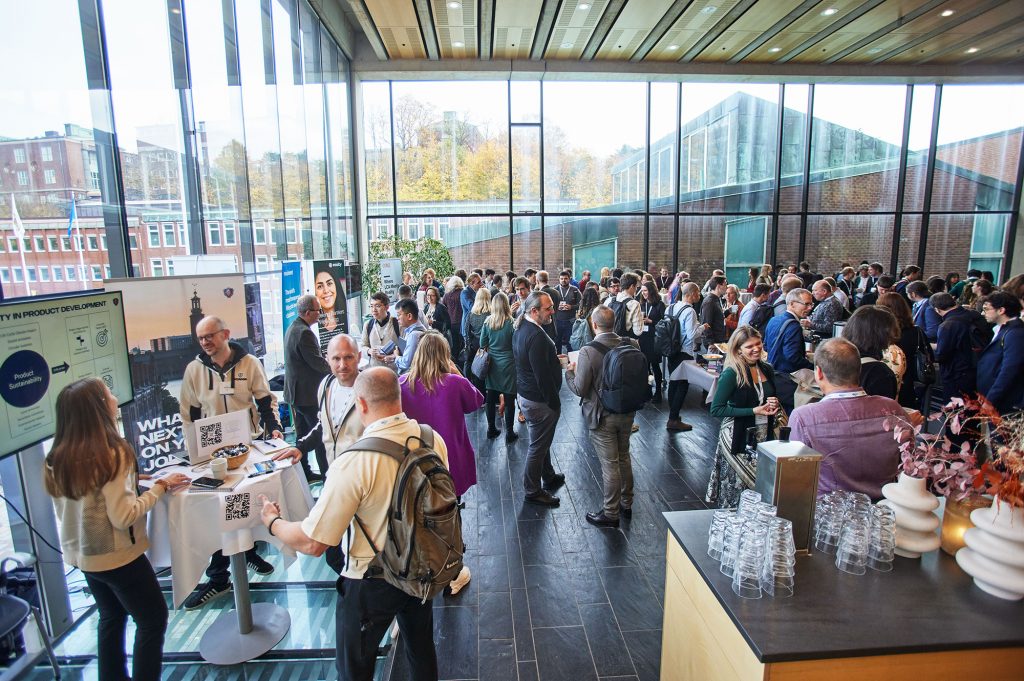 Volvofoajen at Chalmers, people mingle